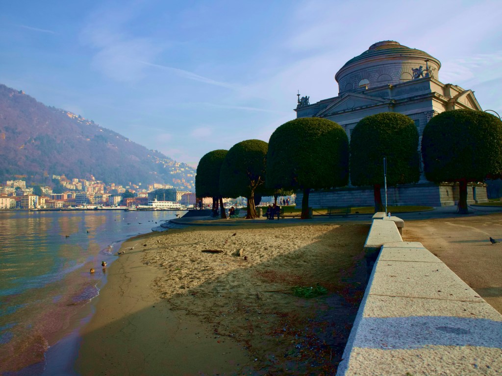 Orilla Lago de Como, lado Templo Volta, Como - visitar Como